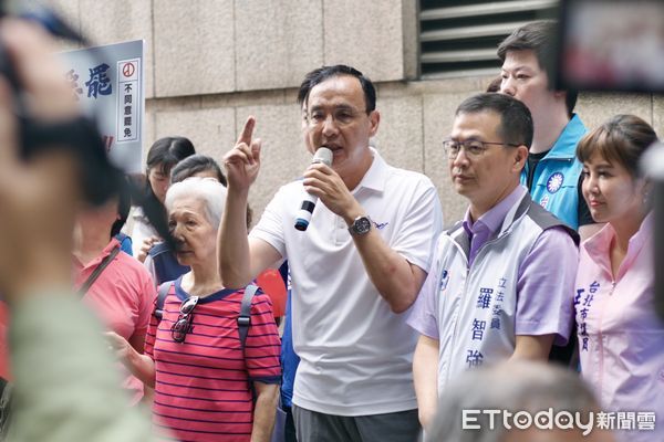 ▲朱立倫、羅智強在捷運大安站外進行反罷免街講。（圖／記者鄭佩玟攝）