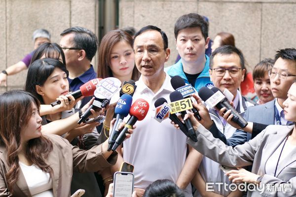 ▲朱立倫、羅智強在捷運大安站外進行反罷免街講。（圖／記者鄭佩玟攝）