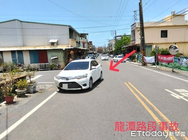 ▲新埤鄉餉潭村肇事的白色自小客車             。（圖／記者陳崑福翻攝）