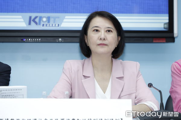 ▲▼國民黨立法案黨團召開「擴大內需！普發現金！--公布黨版【因應國際情勢強化經濟社會及民眾消費韌性特別條例】草案」記者會，書記長王鴻薇、首席副書記長羅智強、立委柯志恩出席。（圖／記者湯興漢攝）