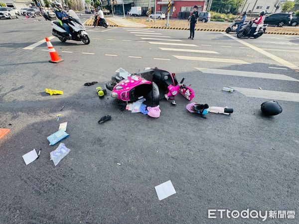 ▲▼高雄男闖紅燈擦撞機車！慘害2騎士送醫　下秒徒步溜了 。（圖／記者賴文萱翻攝）