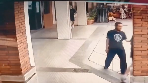 ▲▼林姓男子（左）涉嫌伸左手，對宜蘭火車站外走道候車女乘客襲胸。（圖／民眾提供，下同）