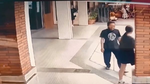 ▲▼林姓男子（左）涉嫌伸左手，對宜蘭火車站外走道候車女乘客襲胸。（圖／民眾提供，下同）