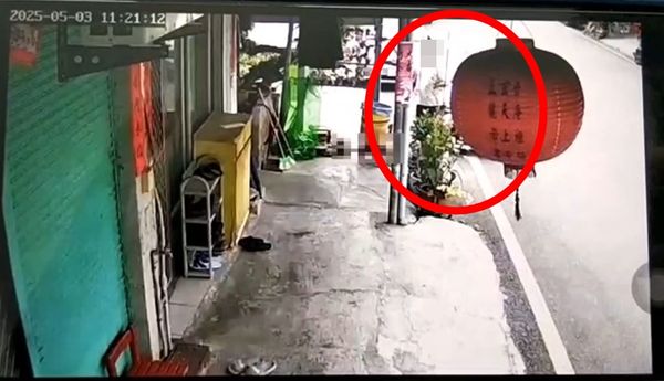 ▲屏東縣新埤鄉龍潭路段發生一起車禍。（圖／翻攝自記者爆料網，下同）