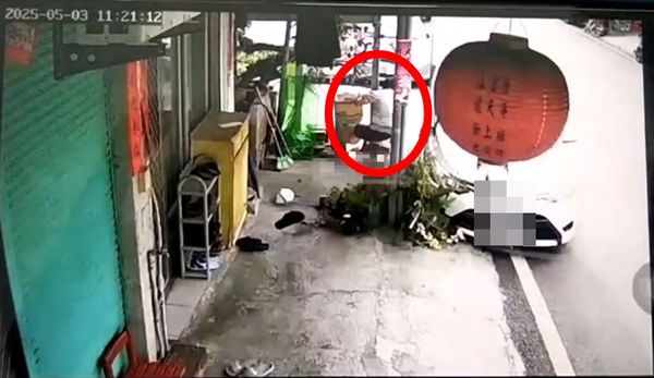 ▲屏東縣新埤鄉龍潭路段發生一起車禍。（圖／翻攝自記者爆料網，下同）
