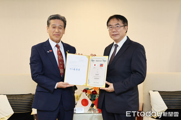 ▲台南市長黃偉哲接待日本那珂市市長先﨑光一行，宣布新道路命名為「那珂街」，紀念兩市情誼。（記者林東良翻攝，下同）