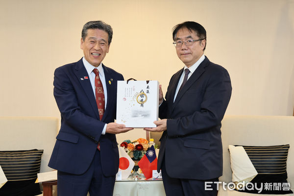▲台南市長黃偉哲接待日本那珂市市長先﨑光一行，宣布新道路命名為「那珂街」，紀念兩市情誼。（記者林東良翻攝，下同）