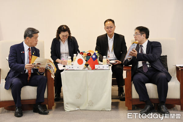 ▲台南市長黃偉哲接待日本那珂市市長先﨑光一行，宣布新道路命名為「那珂街」，紀念兩市情誼。（記者林東良翻攝，下同）