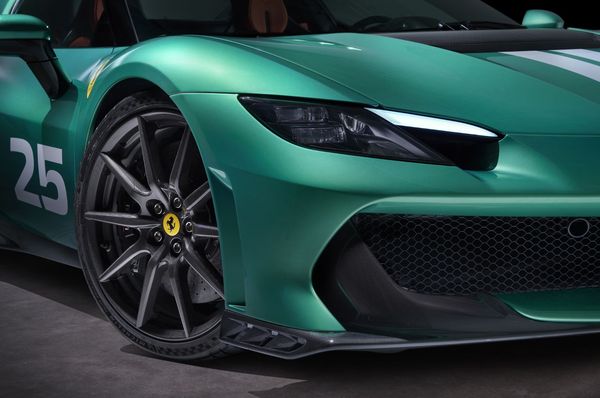 車頭空氣力學的開發重點則在於整合Ferrari 296 Challenge的氣門通道技術——此設計透過導流管道將車底部分氣流引導至車身上部，使車底前端與前蓋形成連動，不僅增強底部最大下壓力，同時提升渦流發生器的地面效應。即使在縱向加速過程中底盤高度變化，車頭下壓力仍能保持穩定，帶來更線性且易於預測的空氣動力學表現。