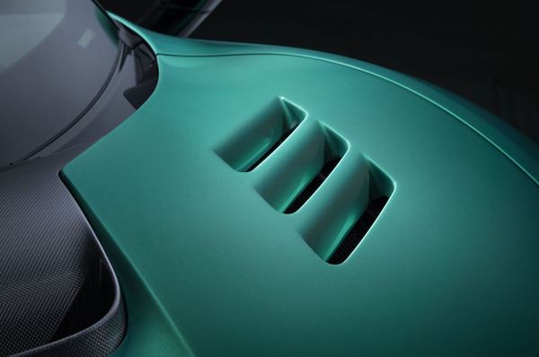 車頭空氣力學的開發重點則在於整合Ferrari 296 Challenge的氣門通道技術——此設計透過導流管道將車底部分氣流引導至車身上部，使車底前端與前蓋形成連動，不僅增強底部最大下壓力，同時提升渦流發生器的地面效應。即使在縱向加速過程中底盤高度變化，車頭下壓力仍能保持穩定，帶來更線性且易於預測的空氣動力學表現。