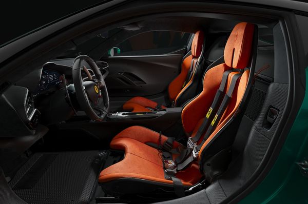 內裝設計方面，Ferrari 296 Speciale承襲了Ferrari新一代特別版車型的設計理念。相較於Ferrari 296 GTB，新車內裝大幅簡化設計元素，整體風格更加純粹簡約。座艙廣泛運用了碳纖維與Alcantara®材質，除了達成輕量化目標外，也進一步強化了賽車風格為核心的座艙氛圍。