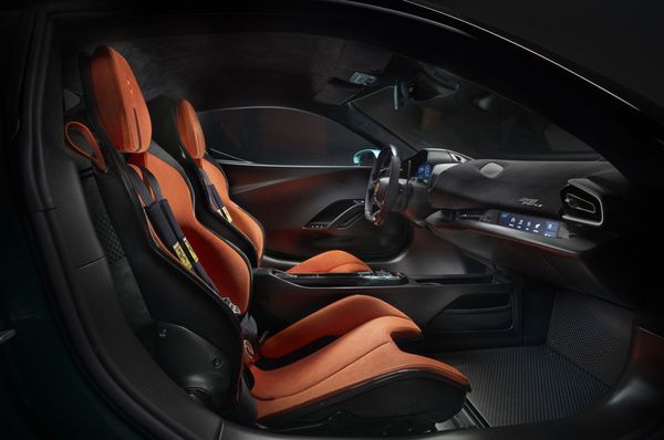 內裝設計方面，Ferrari 296 Speciale承襲了Ferrari新一代特別版車型的設計理念。相較於Ferrari 296 GTB，新車內裝大幅簡化設計元素，整體風格更加純粹簡約。座艙廣泛運用了碳纖維與Alcantara®材質，除了達成輕量化目標外，也進一步強化了賽車風格為核心的座艙氛圍。