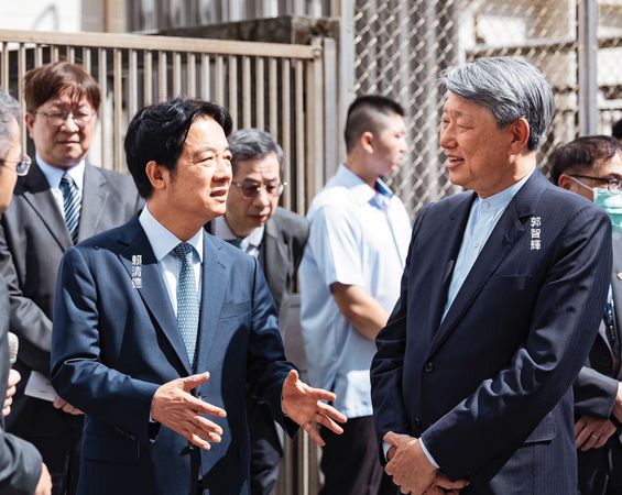 郭智輝隨賴清德政府上任後風波不斷，一再爆出失言等爭議。圖為2人去年10月參訪林口長庚畫面。（總統府提供）