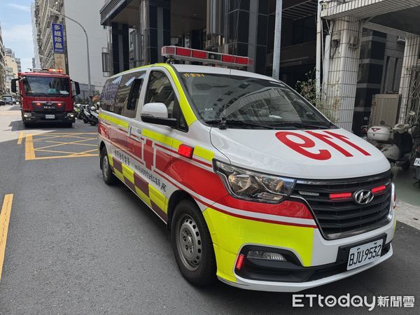 ▲▼高雄大樓驚傳墜樓！男子倒臥3F露台明顯死亡　鄰居嚇壞報警。（圖／記者吳世龍攝）