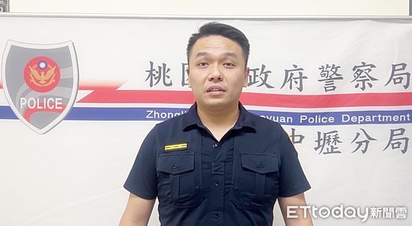 ▲桃園市一輛機車雙載日前在中壢區鬧區出現，車牌以黑布遮住上路，以挑釁口氣挑釁警方，中壢警分局興國派出所所長王韋力提出說明。（圖／記者沈繼昌翻攝）