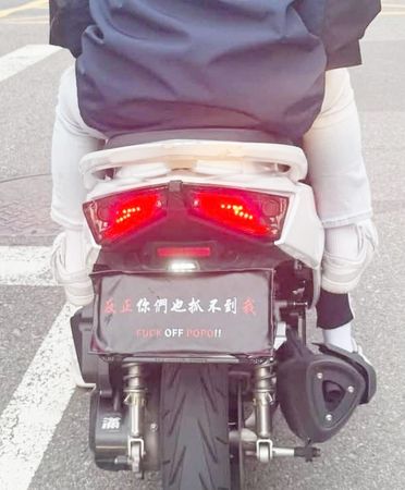 ▲桃園市一輛機車雙載日前在中壢區鬧區出現，車牌以黑布遮住上路，以挑釁口氣挑釁警方。（圖／民眾提供）