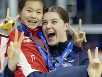 ▲兩人多次在場邊互相公主抱、無尾熊抱。（圖／翻攝自微博，上同）