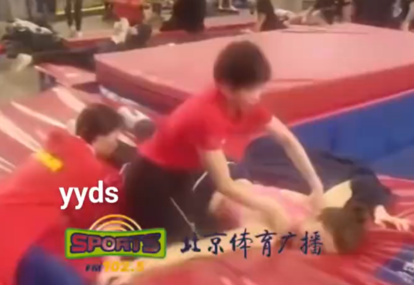 ▲賽前，全紅嬋化身「按摩師」為斯潘多利尼揉肩放鬆。（圖／翻攝自微博）