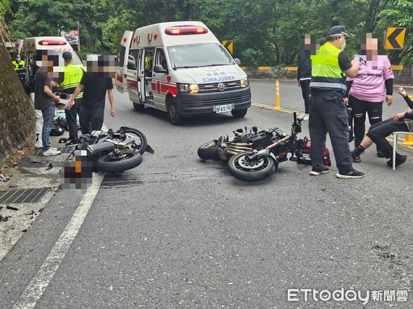 ▲▼因修路樹施工管制交通疏失，導致2部大型重機對撞             。（圖／記者陳以昇翻攝）