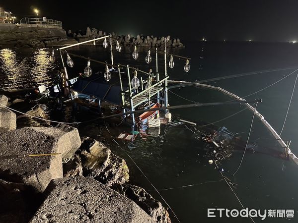 ▲▼             漁船進入鼻頭港時不慎觸礁，造成油汙外洩。（圖／記者郭世賢翻攝，下同）
