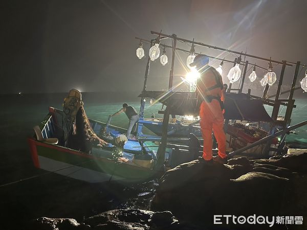 ▲▼             漁船進入鼻頭港時不慎觸礁，造成油汙外洩。（圖／記者郭世賢翻攝，下同）