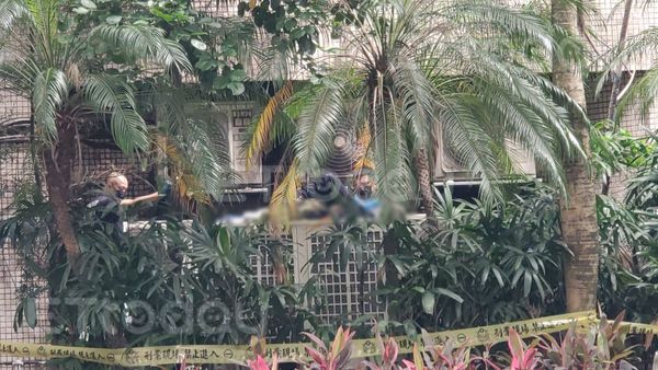 ▲北市聯醫忠孝院區冷氣室外機上倒臥一具腐爛男屍。（圖／記者黃彥傑攝，下同）