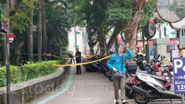 ▲北市聯醫忠孝院區冷氣室外機上倒臥一具腐爛男屍。（圖／記者黃彥傑攝，下同）