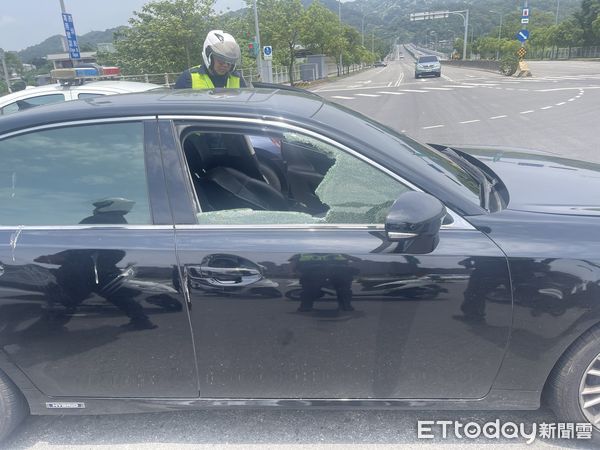 ▲▼陳男遭警方拖出車外壓制逮捕，警方追了約10分鐘後破窗將陳男逮捕，警方在車內起獲毒品吸食器             。（圖／記者陳以昇翻攝）