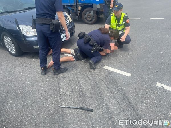▲▼陳男遭警方拖出車外壓制逮捕，警方追了約10分鐘後破窗將陳男逮捕，警方在車內起獲毒品吸食器             。（圖／記者陳以昇翻攝）