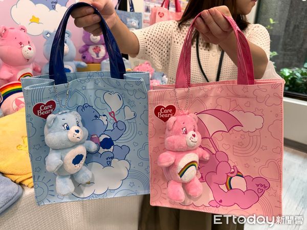▲▼7-ELEVEN 首度推出人氣爆棚「Care Bears彩虹熊」全店精品限時快閃購。（圖／記者林育綾攝）。