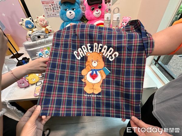 ▲▼7-ELEVEN 首度推出人氣爆棚「Care Bears彩虹熊」全店精品限時快閃購。（圖／記者林育綾攝）。