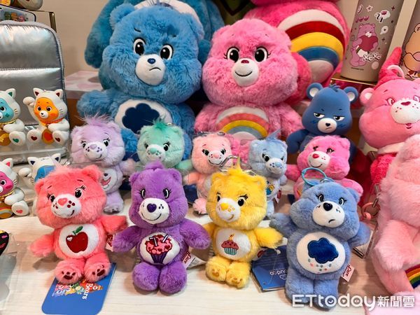 ▲▼7-ELEVEN 首度推出人氣爆棚「Care Bears彩虹熊」全店精品限時快閃購。（圖／記者林育綾攝）。