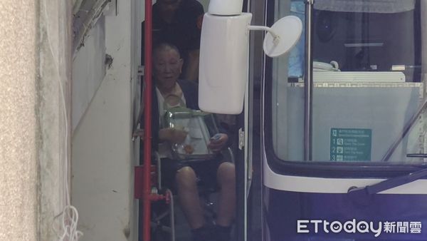 ▲▼台北地院審理京華城案，合議庭今（6日）首度全員上陣，傳喚被告張志澄（白襯衫）聲請的2位證人，在押被告威京集團主席沈慶京也被提訊到庭。（圖／記者黃哲民攝）