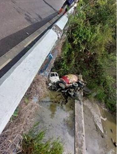 ▲預拌混凝土車在台南左鎮草山四號橋墜落橋下，49歲陳姓駕駛左小腿骨折送醫，警消人員現場救援搶時搶命。（圖／記者林東良翻攝，下同）