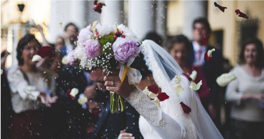 新娘結婚第2天崩潰　婆婆曬婚禮照送祝福竟「全不見她」