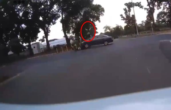 ▲▼屏科大校內嚴重車禍　男大生騎車被撞飛！驚悚影片曝光。（圖／翻攝自「記者爆料網」）
