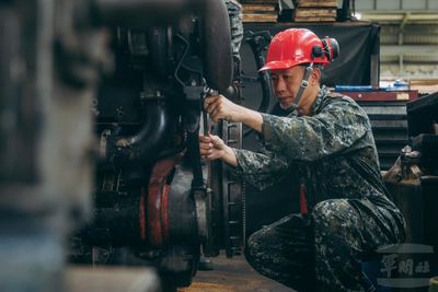 吊掛1.2噸引擎 M60A3戰車進行「心臟」手術