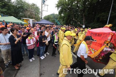 粉紅超跑首度進南投 許淑華跪迎鑾駕!曝與媽祖對話