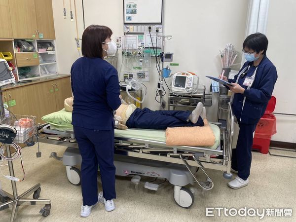 ▲新樓醫院急診團隊進行創傷評估教案演練，強化第一線應變能力。（記者林東良翻攝，下同）