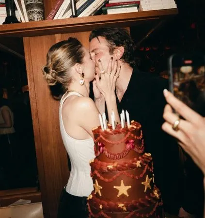 ▲前任全是超大咖！私人派對「激吻照曝光」　超模吉吉哈蒂德認愛。（圖／翻攝自吉吉哈蒂德IG）