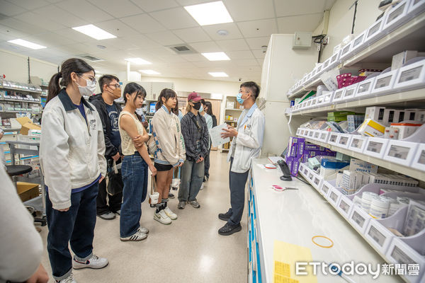 ▲嘉南藥理大學與高醫岡山醫院簽署合作備忘錄，強化產學合作與智慧醫療應用。（記者林東良翻攝，下同）