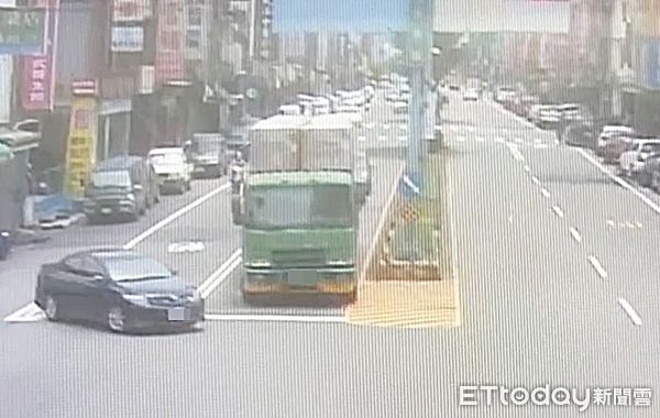 ▲桃園市楊梅永美路上今天上午11時許，一輛轎車未依規定突然左轉，導致後方大貨車閃避不及，突圍撞擊瞬間。（圖／記者沈繼昌翻攝）