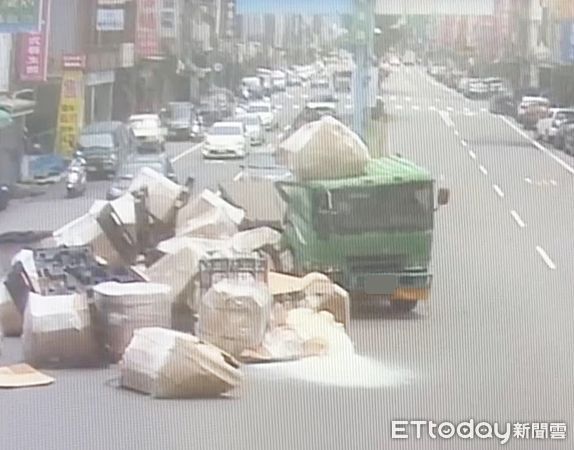 ▲桃園市楊梅永美路上今天上午11時許，一輛轎車未依規定突然左轉，導致後方大貨車閃避不及撞擊，貨物灑遍內側與中線車道。（圖／記者沈繼昌翻攝）
