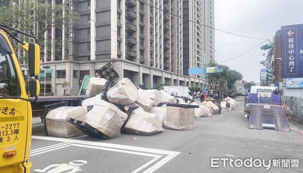 ▲桃園市楊梅永美路上今天上午發生重大事故，大貨車貨物灑遍內側與中線車道。（圖／記者沈繼昌翻攝）