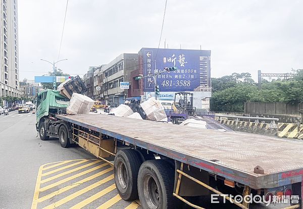 ▲桃園市楊梅永美路上今天上午發生重大事故，大貨車貨物佔用2車道，員警到場處理。（圖／記者沈繼昌翻攝）