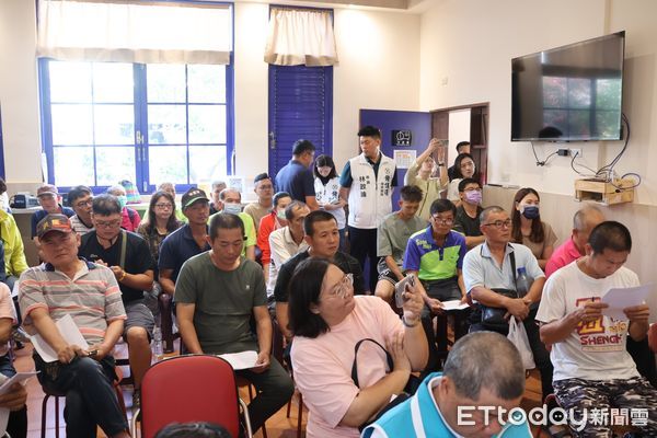 ▲鍾佳濱邀業業部等人員、羊農商討羊價對策            。（圖／鍾佳濱服務處提供）