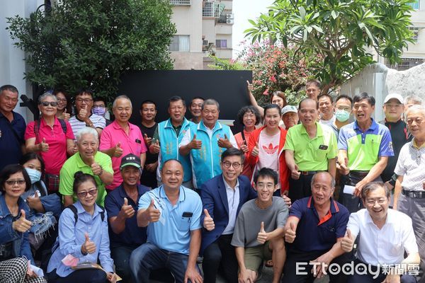 ▲鍾佳濱邀業業部等人員、羊農商討羊價對策            。（圖／鍾佳濱服務處提供）