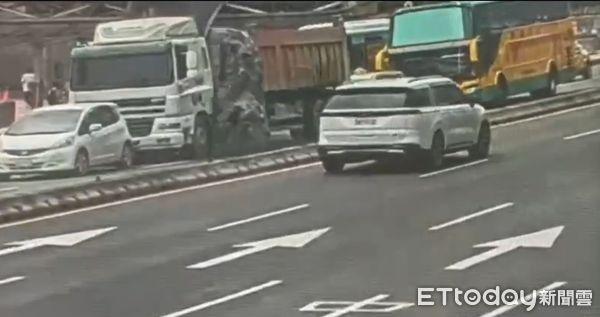 ▲▼ 砂石車駕駛緊急煞車，導致車上砂石滲漏，影響交通長達1小時。（圖／記者邱中岳翻攝）