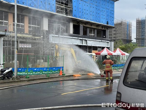 ▲▼土城工地挖斷瓦斯管線，消防在現場撒水霧防護             。（圖／記者陳以昇翻攝）