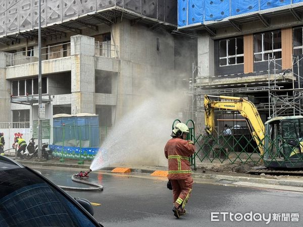 ▲▼土城工地挖斷瓦斯管線，消防在現場撒水霧防護             。（圖／記者陳以昇翻攝）